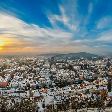 Tony's Place Under The Castle Apartment